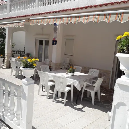 Tina- Balkonen Mit Pool,parking,garten,grill,terrassen * Palit